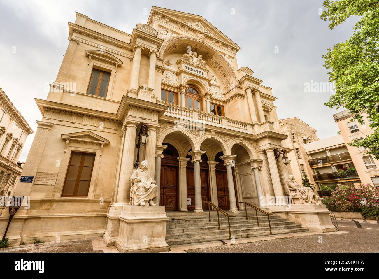 Avignone, Francia. Vista ad angolo basso, ampio scatto del Teatro Municipale. Situato in Place d'Horloge e inaugurato nel 1847 Foto Stock