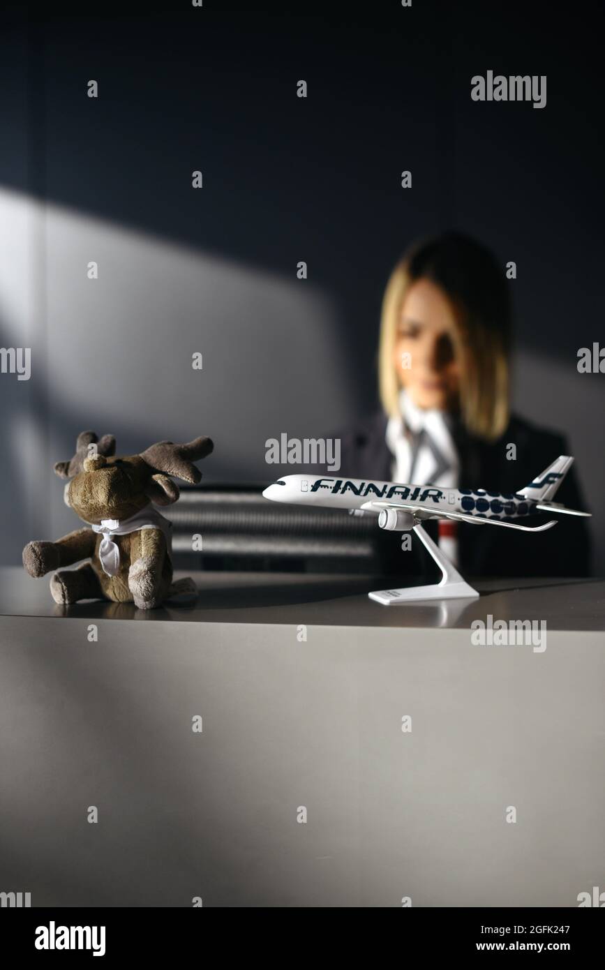Aeroporto Lyon Saint Exupery (Francia centro-orientale): Biondo indirizzo alla reception della compagnia aerea finlandese Finnair. Giocattolo morbido e velivolo modello Foto Stock