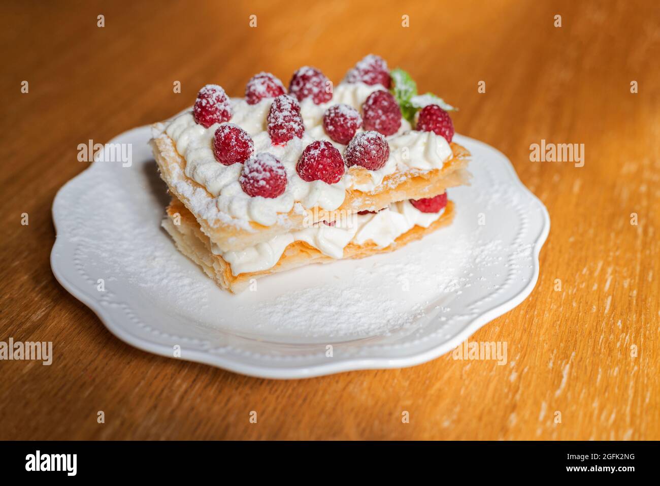 Torta francese di vitechka con panna e shortcake e lamponi in un ristorante Foto Stock