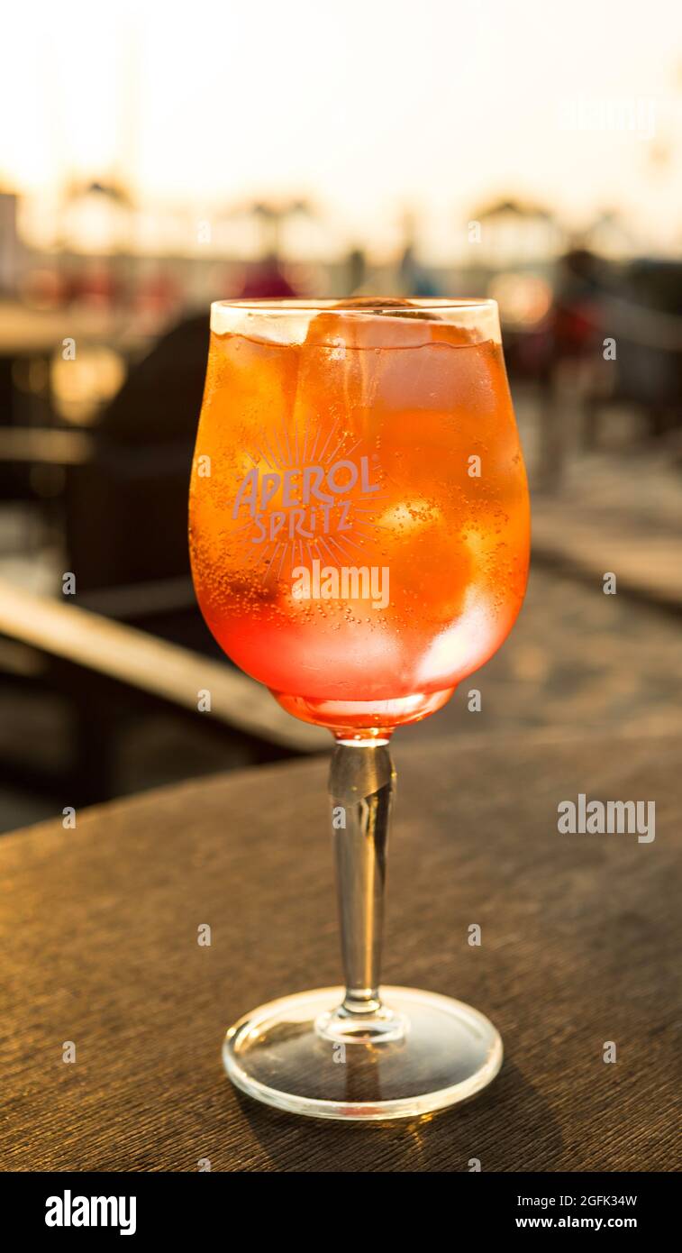 Nazare, Portogallo - 18 Agosto 2021: Aperol Spritz cocktail in una spianata al tramonto Foto Stock