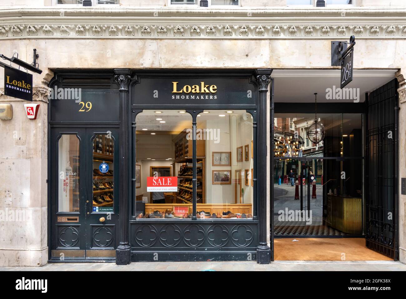 LONDON CITY LIME STREET, NEGOZIO DI CALZATURIERI LOAKE Foto Stock