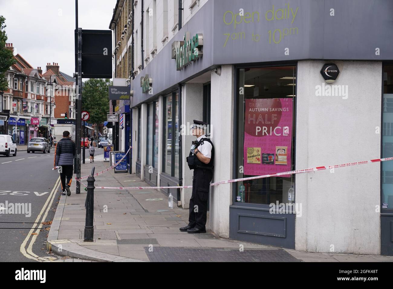 Nastro di polizia blocca l'ingresso a Little Waitrose su Fulham Palace Road, West London, che è stato chiuso e una scena criminale messa in atto dopo che un uomo è stato arrestato per sospetto di contaminare il cibo con una siringa. Mercoledì sera la polizia è stata chiamata ad un uomo che gridava abusi alle persone in strada e tre supermercati Tesco Express, Little Waitrose e Sainsbury's Local - sono stati chiusi per indagini. Data foto: Giovedì 26 agosto 2021. Foto Stock