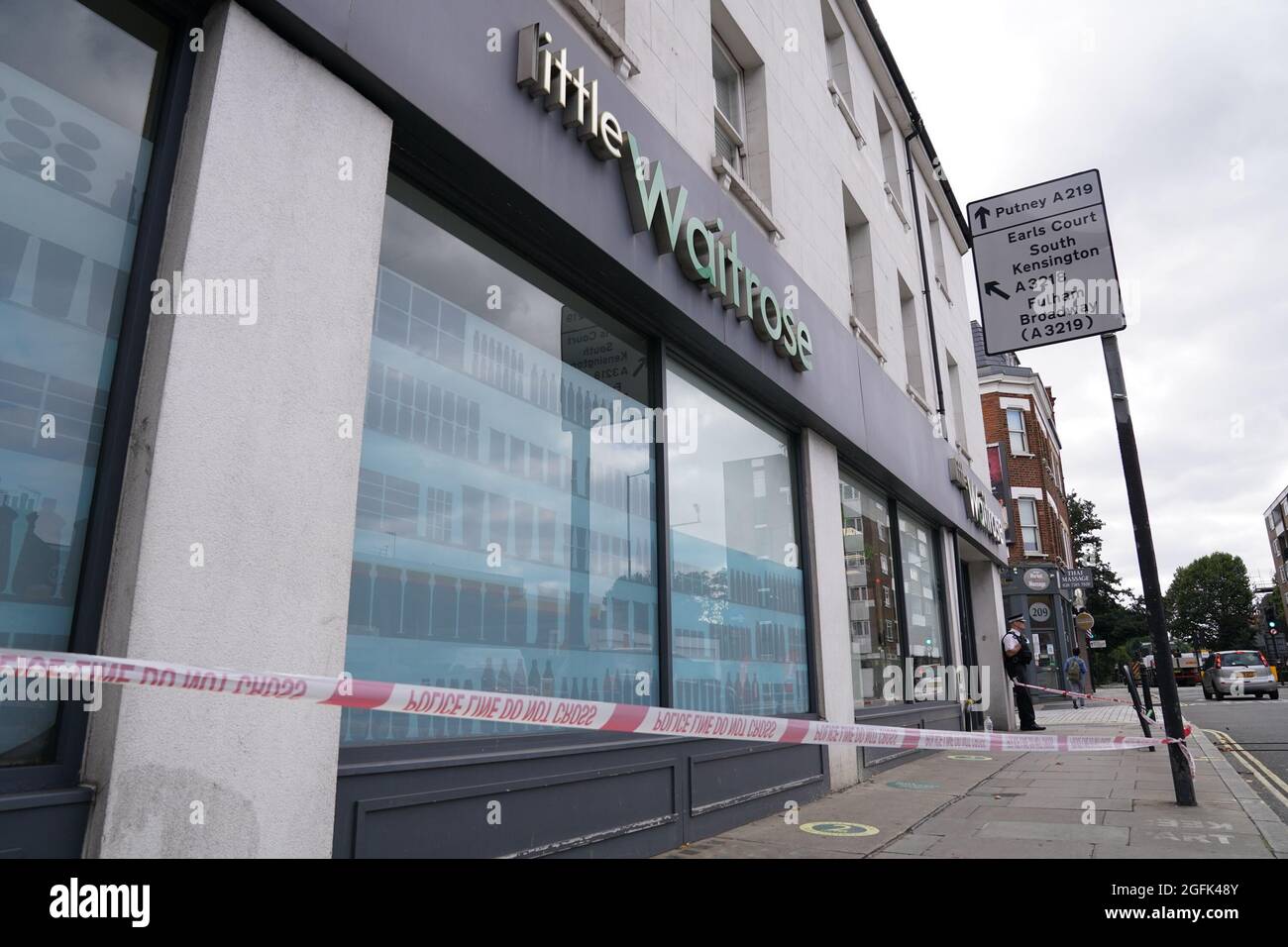 Nastro di polizia blocca l'ingresso a Little Waitrose su Fulham Palace Road, West London, che è stato chiuso e una scena criminale messa in atto dopo che un uomo è stato arrestato per sospetto di contaminare il cibo con una siringa. Mercoledì sera la polizia è stata chiamata ad un uomo che gridava abusi alle persone in strada e tre supermercati Tesco Express, Little Waitrose e Sainsbury's Local - sono stati chiusi per indagini. Data foto: Giovedì 26 agosto 2021. Foto Stock