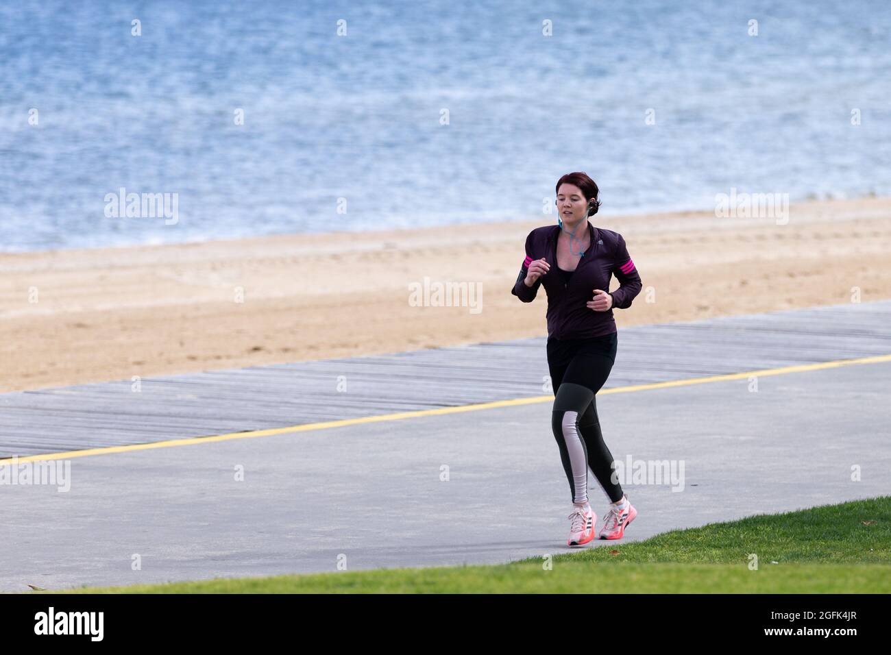 Melbourne, Australia, 26 agosto 2021. Una donna è vista fare jogging lungo St Kilda Beach durante il 6 ° COVID-19 Lockdown che è stato posto sullo stato di Victoria. Credit: Dave Hewison/Speed Media/Alamy Live News Foto Stock