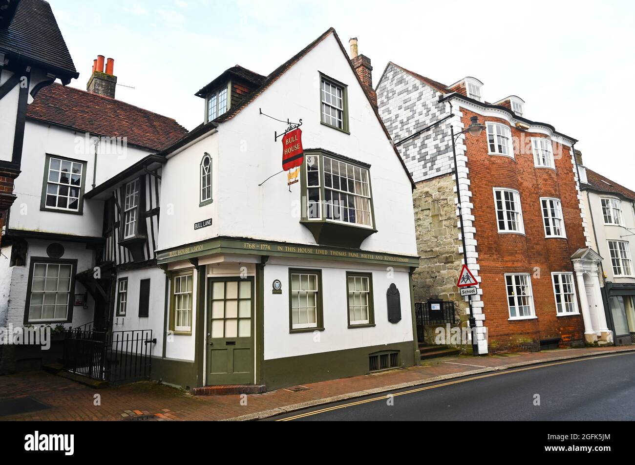 Lewes East Sussex UK - Bull House all'angolo di Bull Lane e la High Street dove il filosofo e scrittore Thomas Paine visse dal 1768-1774 . Foto Stock