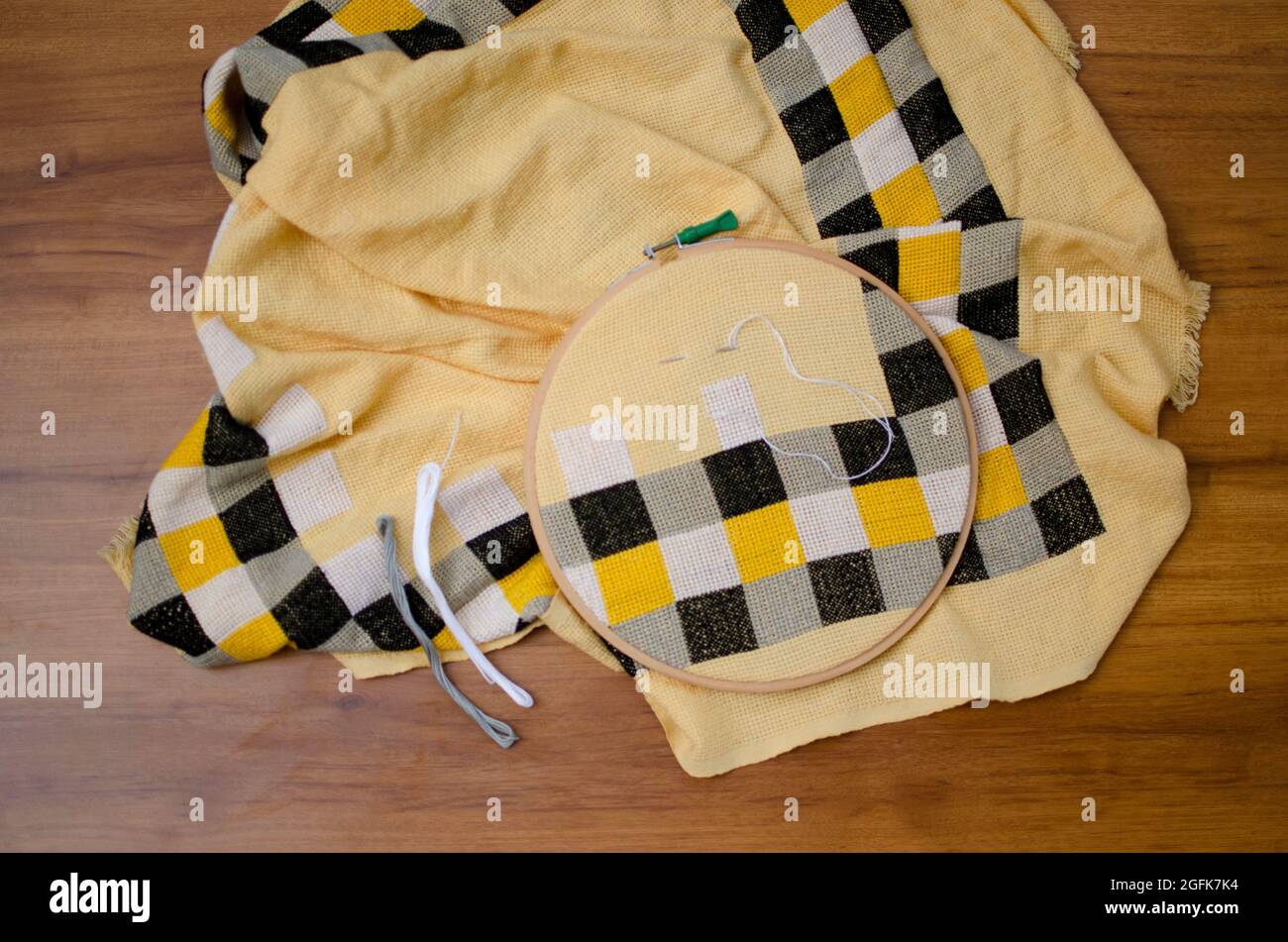 Design a punti incrociati su tessuto. Forma di ricamo contato filo vista angolo superiore, Studio Shot Foto Stock