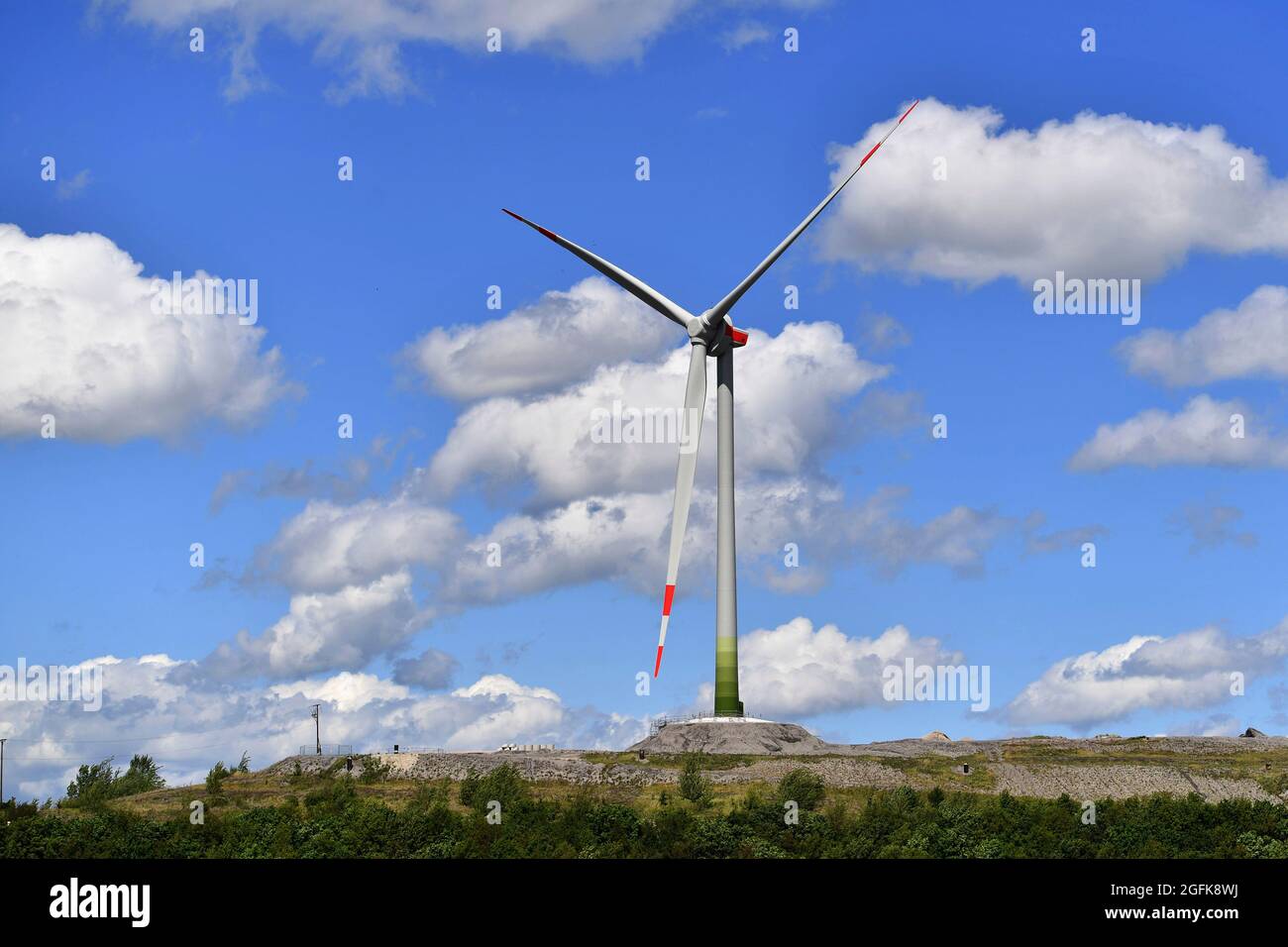 Monaco di Baviera, Germania. 26 agosto 2021. Una turbina eolica a Muenchen Froettmaning fornisce elettricità verde. Turbine eoliche, energia eolica, Â Credit: dpa/Alamy Live News Foto Stock