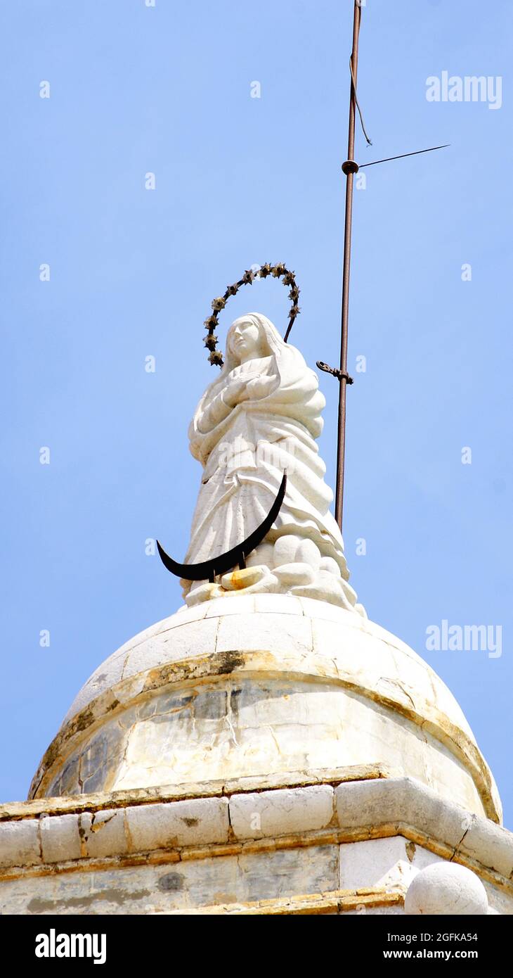 Vergine sulla cupola della chiesa di Sant Bartomeu e Santa Tecla a Sitges, Barcellona, Catalunya, Spagna, Europa Foto Stock
