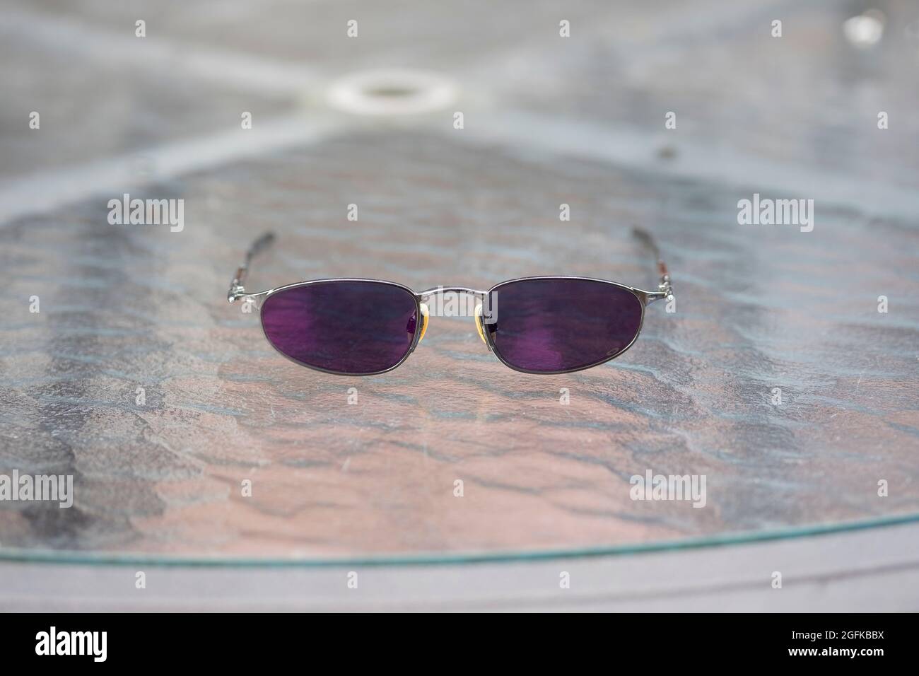 Occhiali da sole OAKLEY OO Michael Jordan e a filo con lenti viola Foto  stock - Alamy