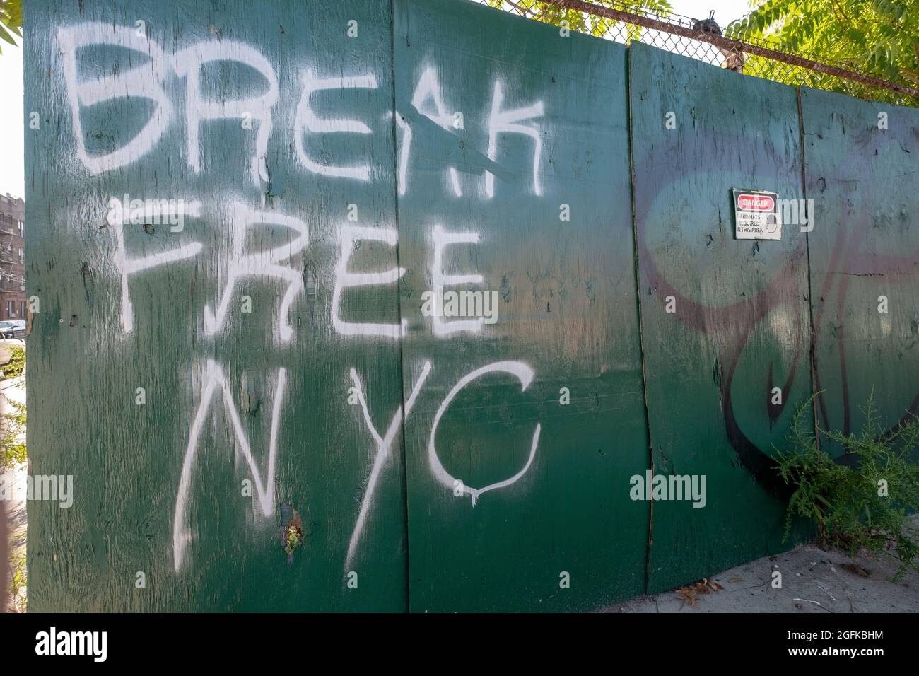 Break Free NYC. Misteriosi graffiti criptici su un muro di legno ad Astoria, Queens, New York City Foto Stock