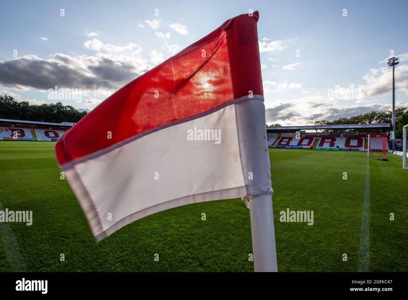 Primo piano della bandiera d'angolo allo stadio di calcio. Foto Stock