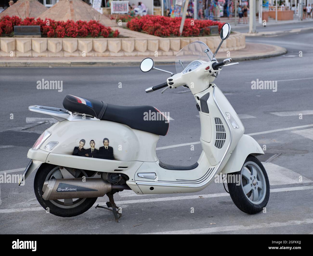 L'opera Jam dipinta su una Vespa GTS parcheggiata a Benalmadena Costa, Malaga, Spagna. Foto Stock