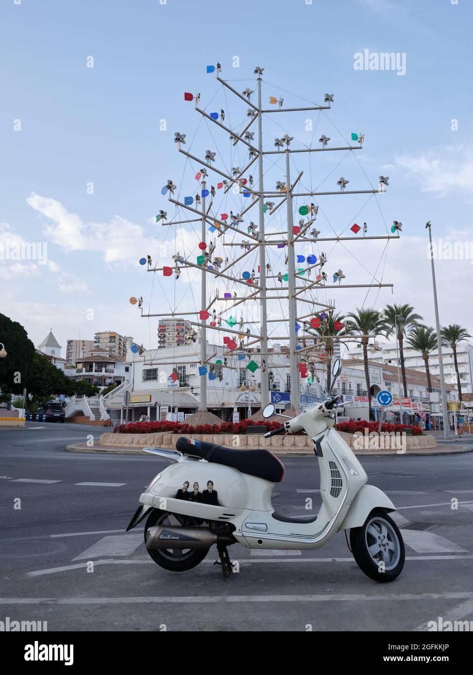 L'opera Jam dipinta su aVespa GTS parcheggiata di fronte alla rotonda del mulino a vento in Benalmadena Costa, Malaga, Spagna. Foto Stock