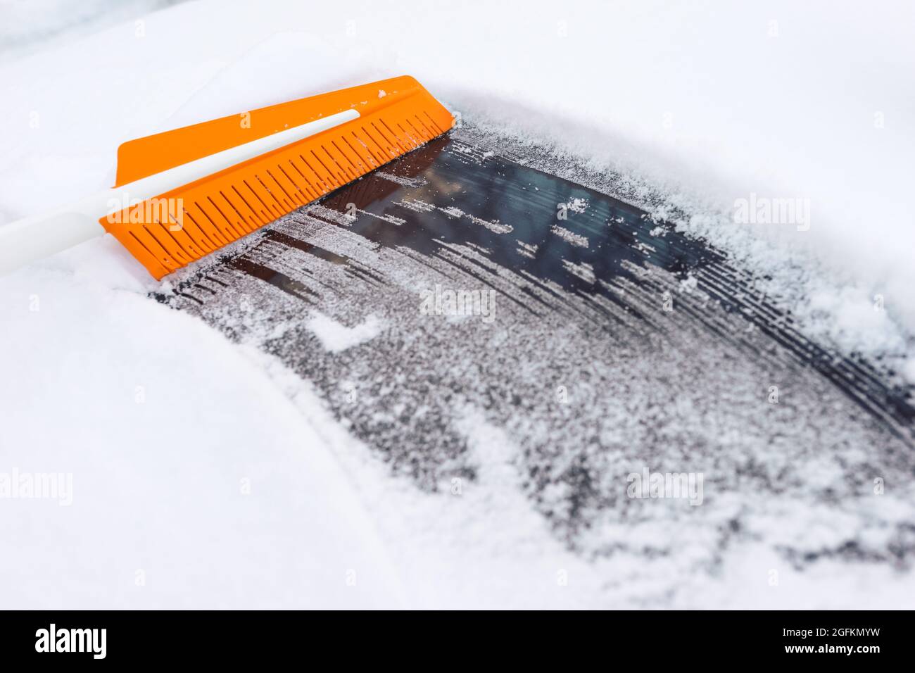 Spazzola in gomma per la pulizia delle auto dalla neve Foto Stock