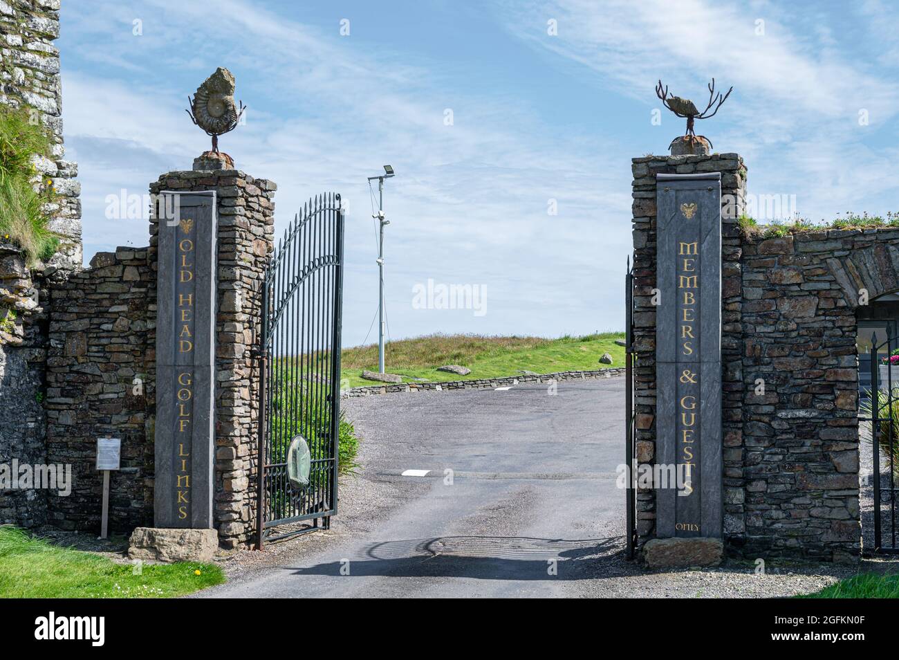 Old Head, Irlanda - 13 luglio 2021: L'ingresso a Old Head Golf Links nella contea di Cork Irlanda Foto Stock