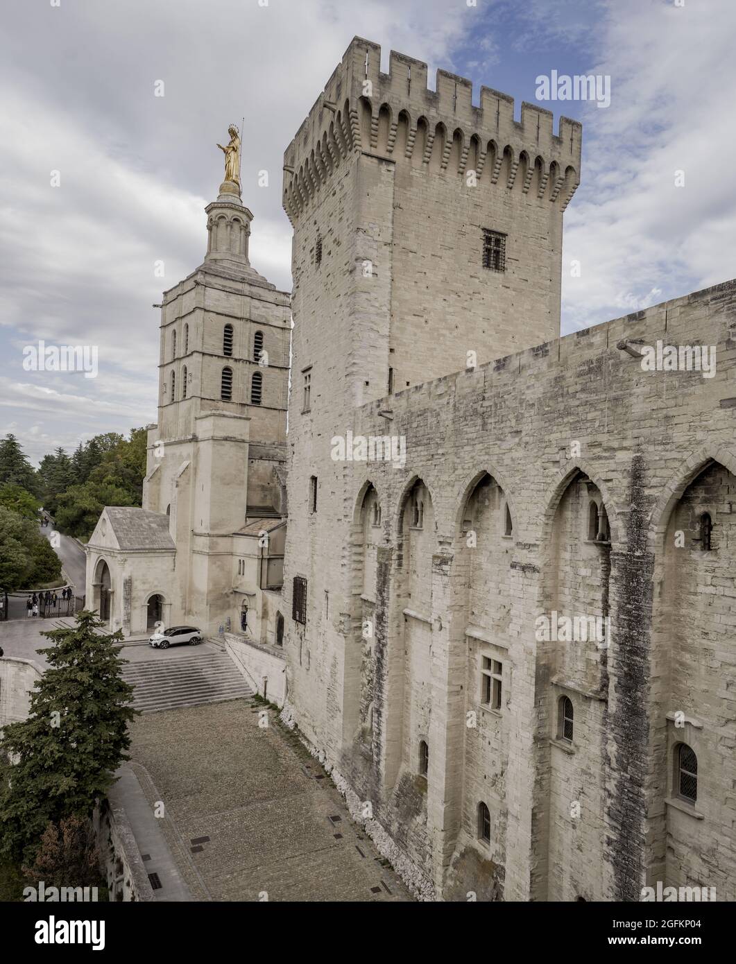Mura di fortificazione al Palais des Papes di Avignone, residenza dei Papi Foto Stock