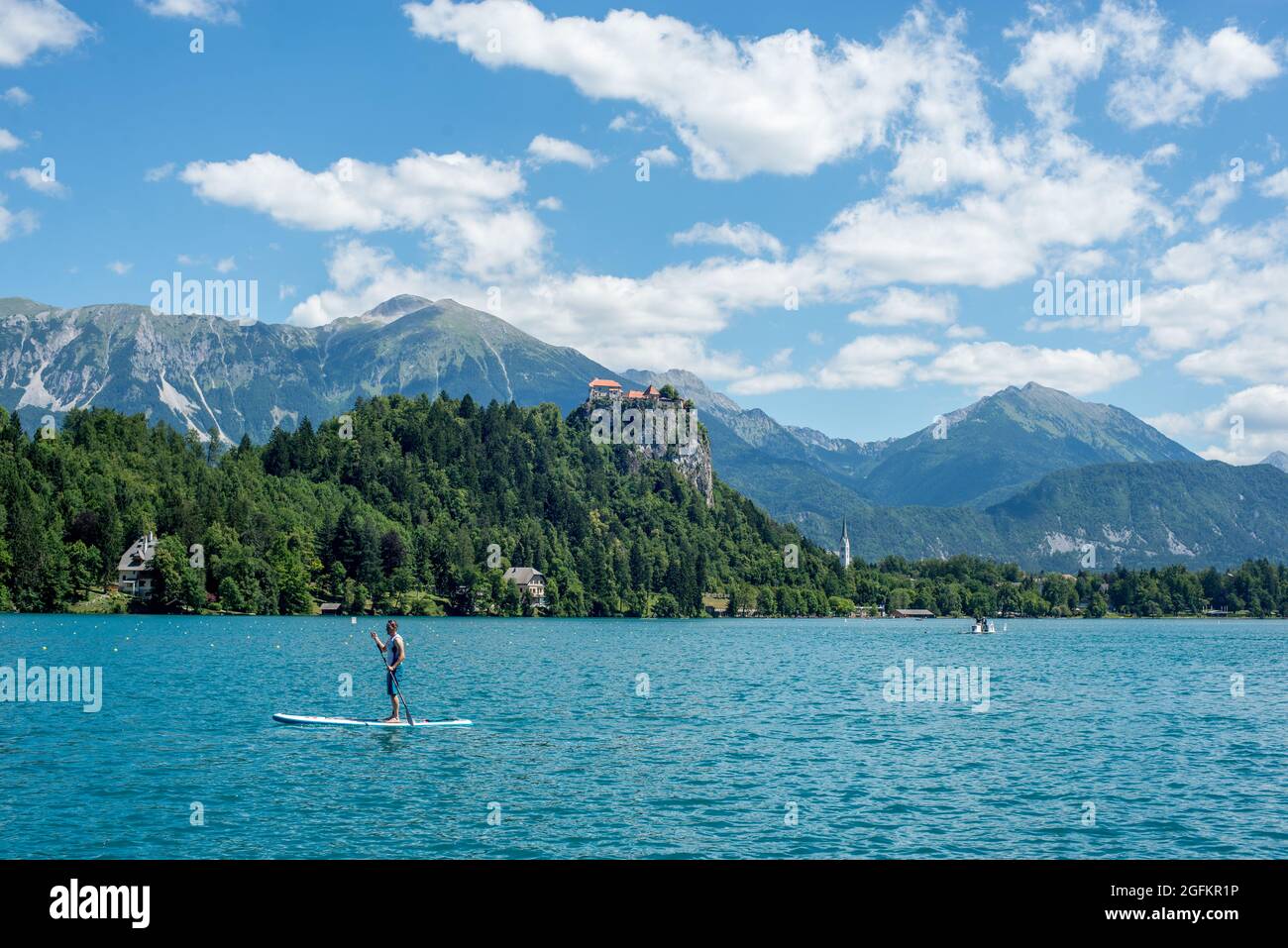 Paddle Board sul lago di Bled con il castello sullo sfondo, Slovenia Foto Stock