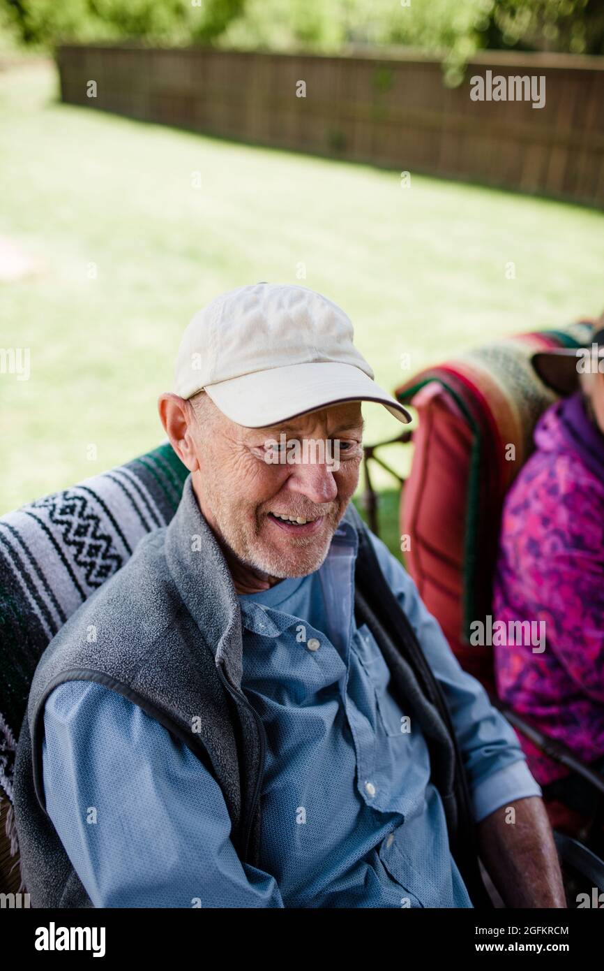 Uomo con demenza alla fine degli anni '60 Laughing in Ohio Foto Stock