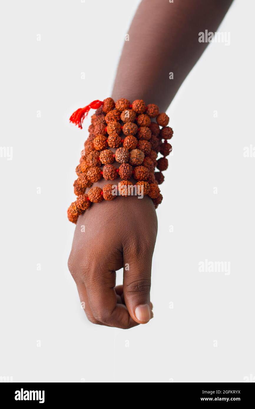 Mano con le perle di Rudraksha per cantare. Foto Stock