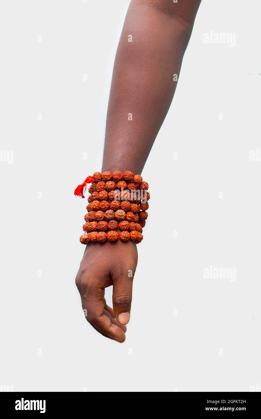 Mano con le perle di Rudraksha per cantare. Foto Stock