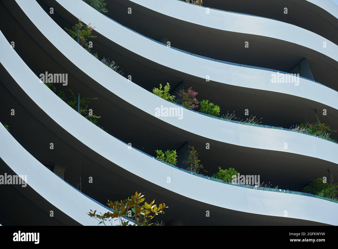 Immagine astratta della facciata di un edificio moderno in europa con piante Foto Stock
