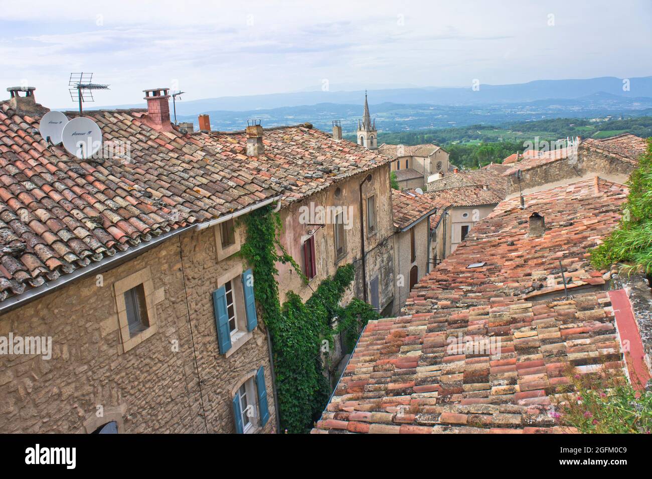Bonnieux in Provenza, vista panoramica della città vecchia, Francia, Europa Foto Stock