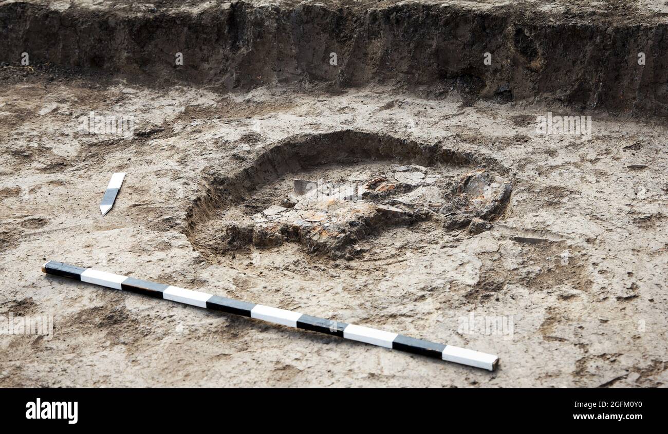 Scavi archeologici, archeologi lavorano, scavare un antico manufatto di argilla con attrezzi speciali nel terreno Foto Stock