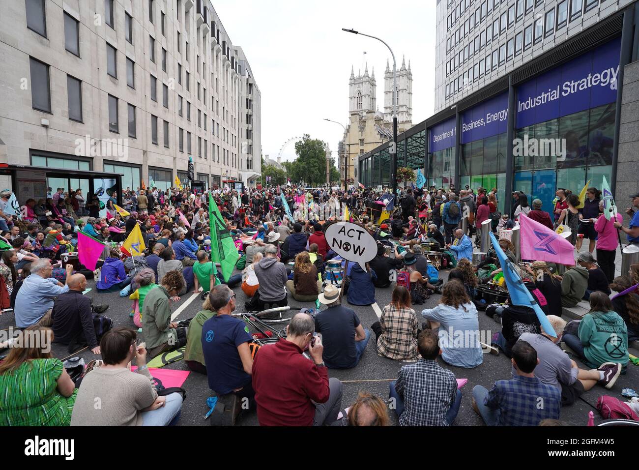 Una protesta da parte dei membri della ribellione di estinzione blocca la strada al di fuori del Dipartimento di Affari, energia e strategia industriale, su Victoria Street a Westminster, Londra. Data foto: Giovedì 26 agosto 2021. Foto Stock