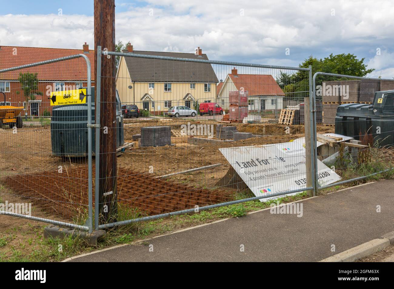 Woodbridge Suffolk UK Luglio 11 2021: Una vista di un nuovo cantiere all'inizio di uno sviluppo di abitazioni in un piccolo villaggio rurale Foto Stock
