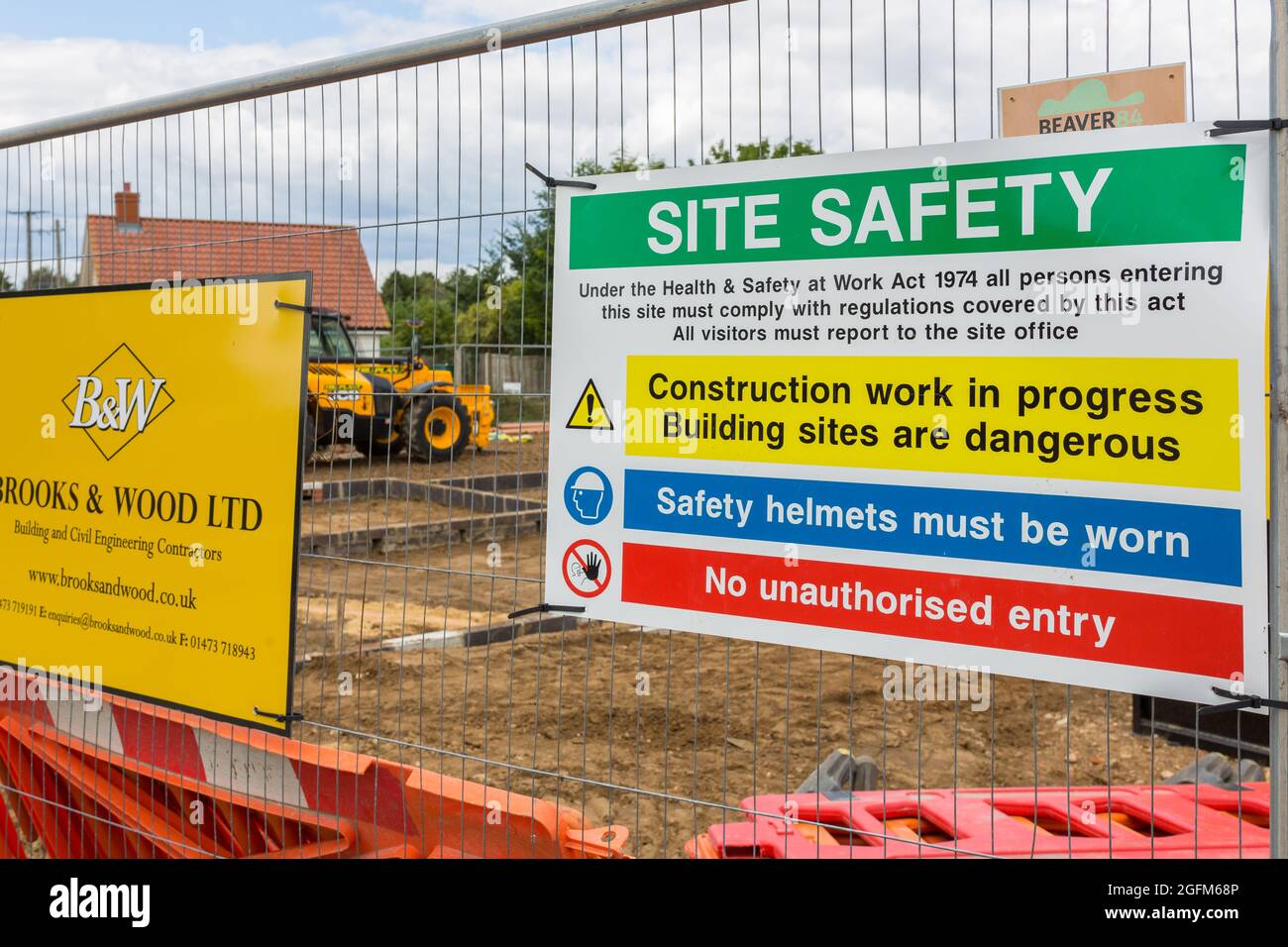 Woodbridge Suffolk UK Luglio 11 2021: Un primo piano di un cartello di salute e sicurezza sul sito di una nuova costruzione di abitazioni Foto Stock