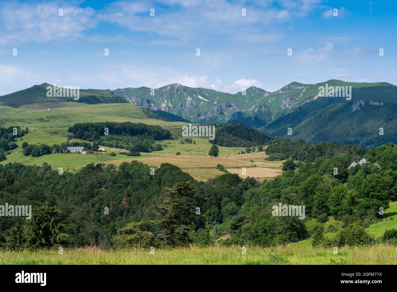 Vista della valle di Chaudefour nel Parco Naturale dei Vulcani d'Alvernia, dipartimento Puy de Dome, Auvergne-Rhone-Alpes, Francia Foto Stock