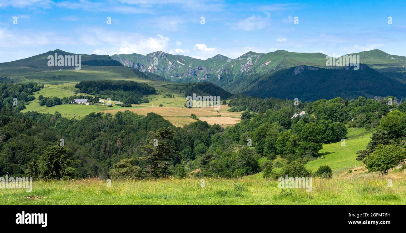 Vista della valle di Chaudefour nel Parco Naturale dei Vulcani d'Alvernia, dipartimento Puy de Dome, Auvergne-Rhone-Alpes, Francia Foto Stock