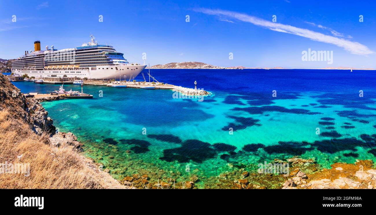 Grecia viaggi. Nave da crociera di linea nel nuovo porto di Mykonos, Cicladi Foto Stock