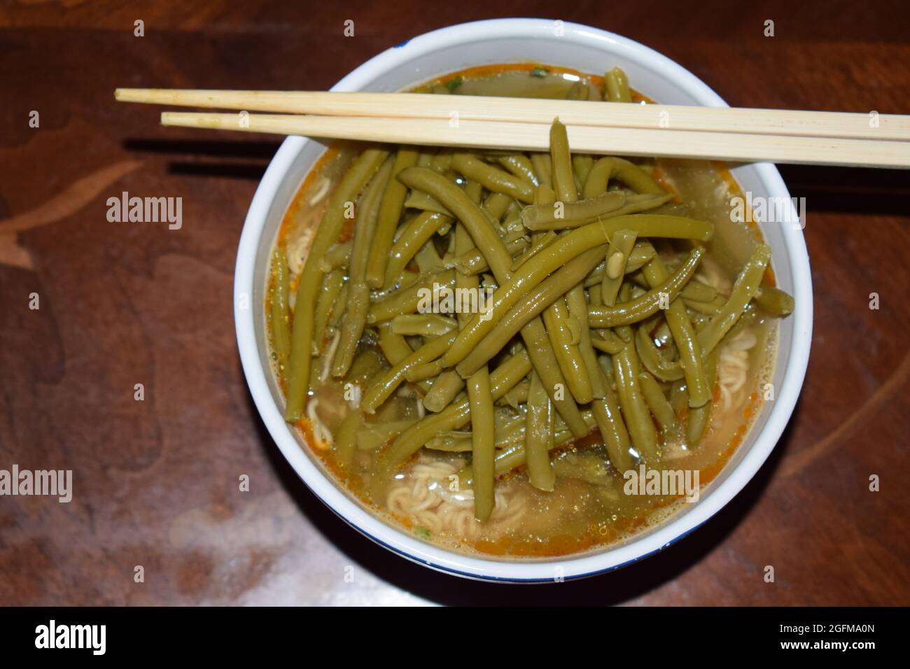 Tagliatelle asiatiche con fagioli verdi Foto Stock