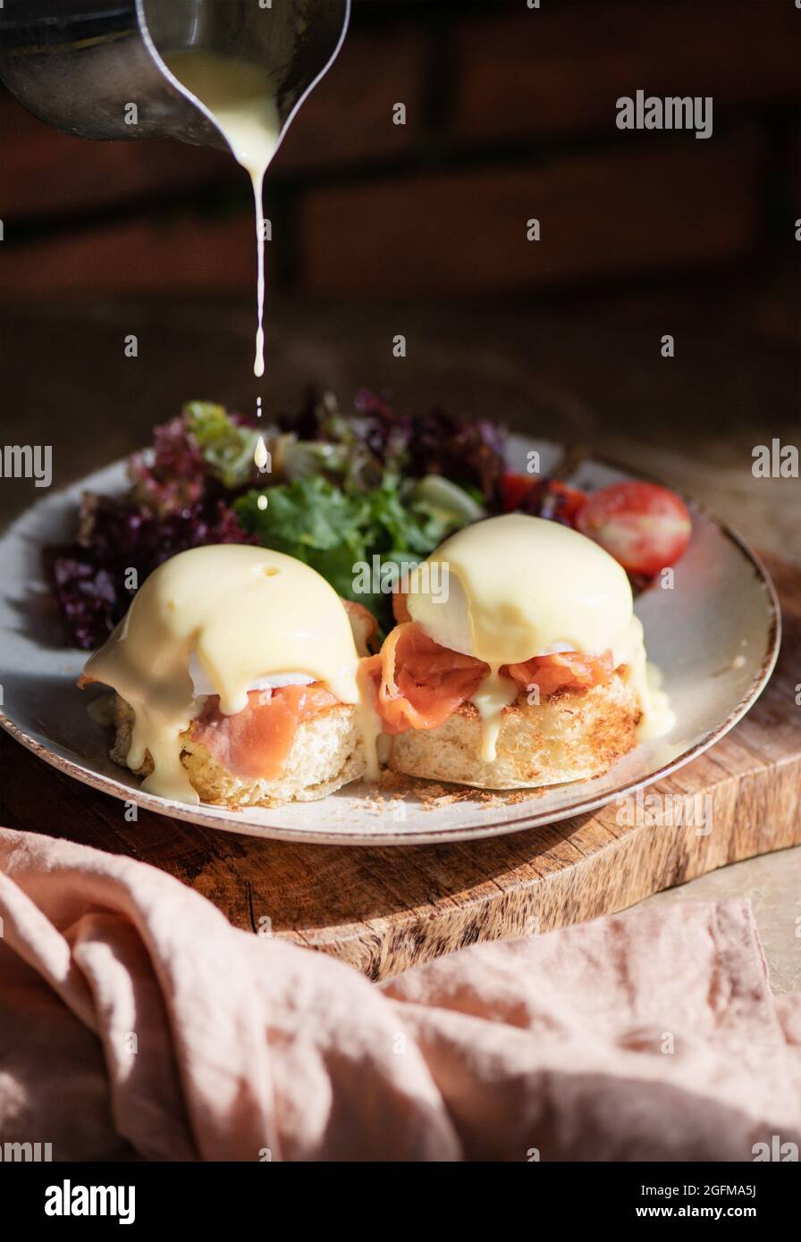 Uova Benedict con salmone affumicato, salsa di Hollandise sul pane Foto Stock