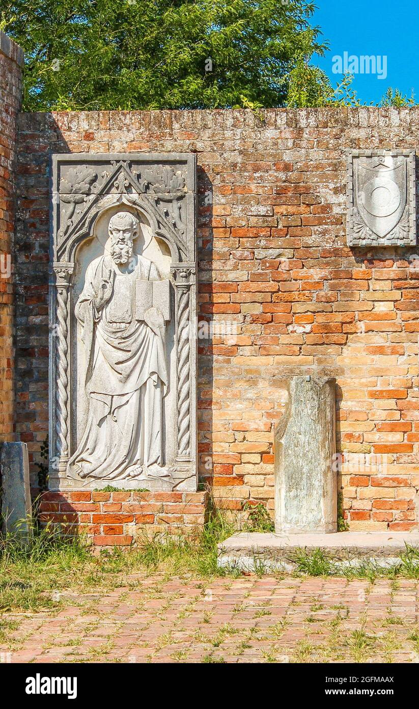 Statua religiosa fuori dalla Cattedrale in stile bizantino di Santa Maria Assunta, Torcello, Italia Foto Stock