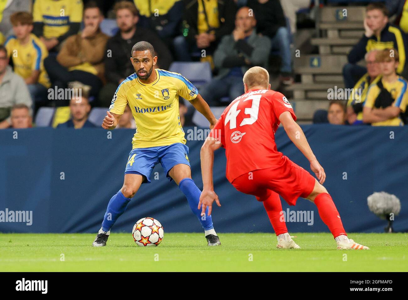 Broendby, Danimarca. 25 agosto 2021. Kevin Mensah (14) di Broendby SE visto durante la partita di qualificazione della UEFA Champions League tra Broendby IF e FC Red Bull Salzburg al Broendby Stadion di Broendby. (Photo credit: Gonzales Photo - Rune Mathiesen). Foto Stock