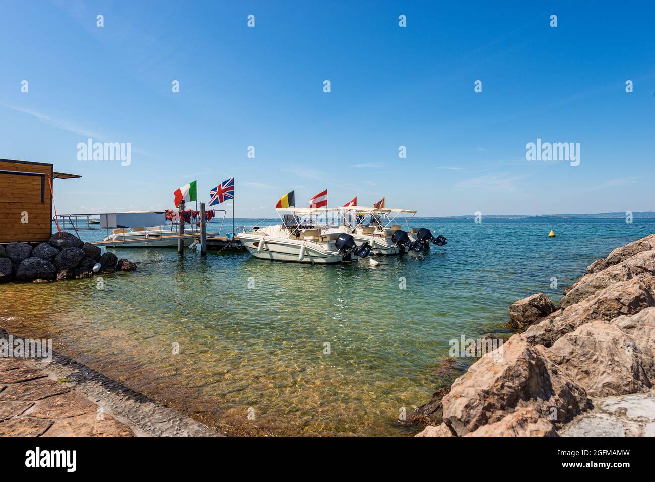 Piccole imbarcazioni a motore in affitto sul Lago di Garda, piccolo porto di Cisano, località turistica, comune di Bardolino, provincia di Verona, Veneto, Italia, Europa Foto Stock