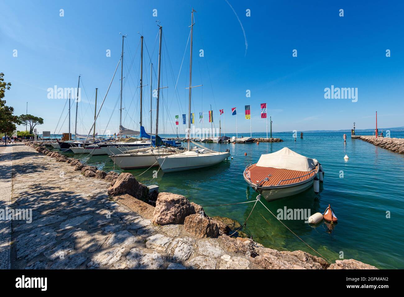 Piccolo porto di Cisano, località turistica sulla costa del Lago di Garda (Lago di Garda). Comune di Bardolino, provincia Verona, Veneto, Italia. Foto Stock