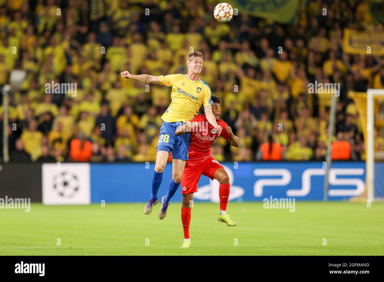 Broendby, Danimarca. 25 ago 2021. Anton Skipper (28) di Broendby IF e Bernardo (95) del FC Salzburg visto durante la partita di qualificazione della UEFA Champions League tra Broendby IF e FC Red Bull Salzburg al Broendby Stadion di Broendby. (Photo Credit: Gonzales Photo/Alamy Live News Foto Stock