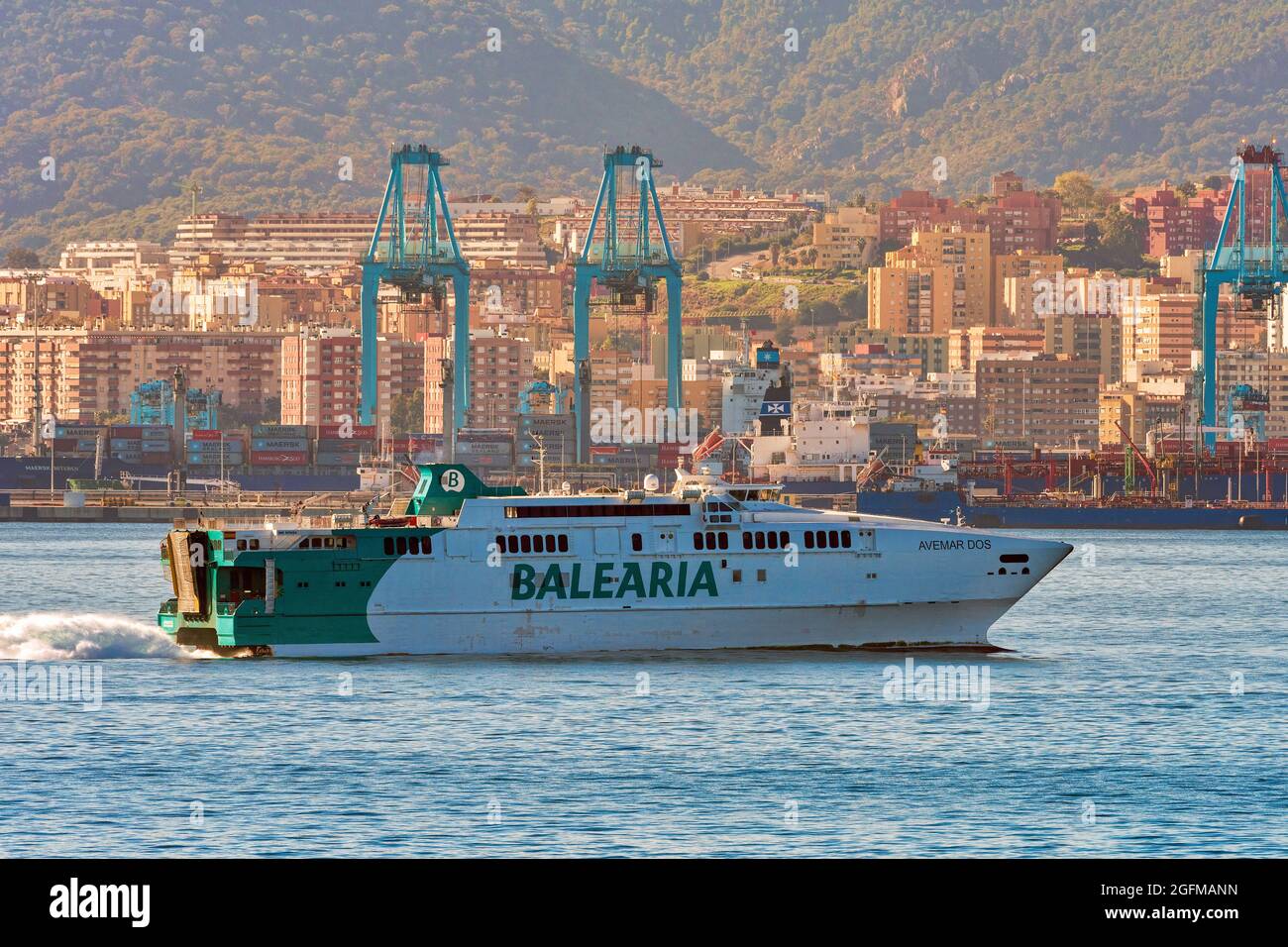 Avemar Dos è un traghetto veloce costruito in Austal, gestito da Balearia sulla rotta Algeciras Ceuta - Novembre 2018. Foto Stock