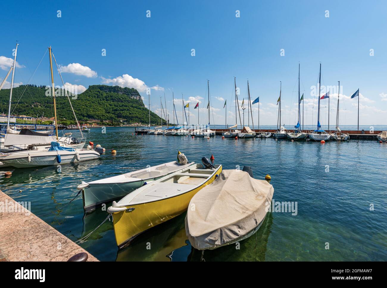 Ormeggiate barche nel porto del piccolo borgo di Garda, località turistica sulla costa del Lago di Garda. Verona, Veneto, Italia, Sud Europa. Foto Stock
