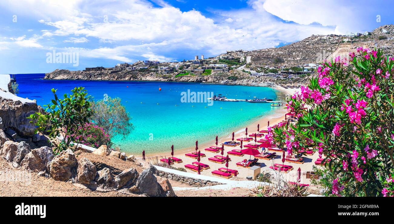 Grecia vacanze estive. CICLADI .le spiagge più famose e belle dell'isola di Mykonos - Super Paradise spiaggia popolare località turistica Foto Stock