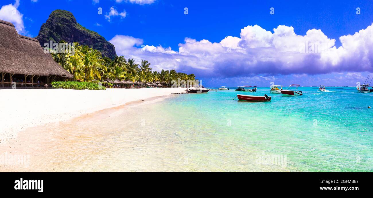 Vacanze tropicali rilassanti in una delle migliori spiagge dell'isola di Mauritius, le Morne Foto Stock