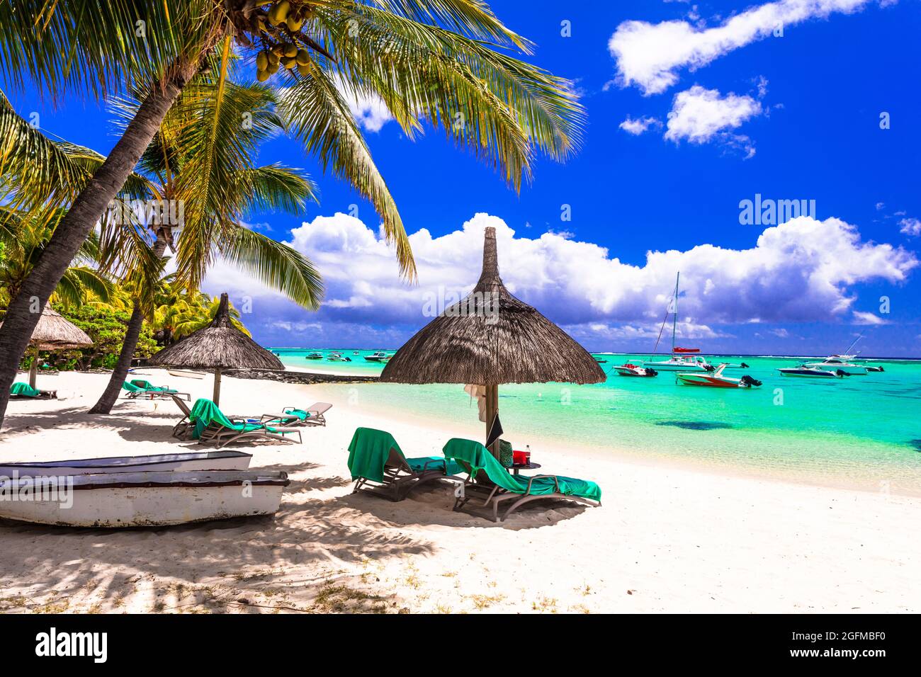 Vacanza tropicale rilassante in una delle migliori spiagge di Isola di Mauritius le Morne Foto Stock