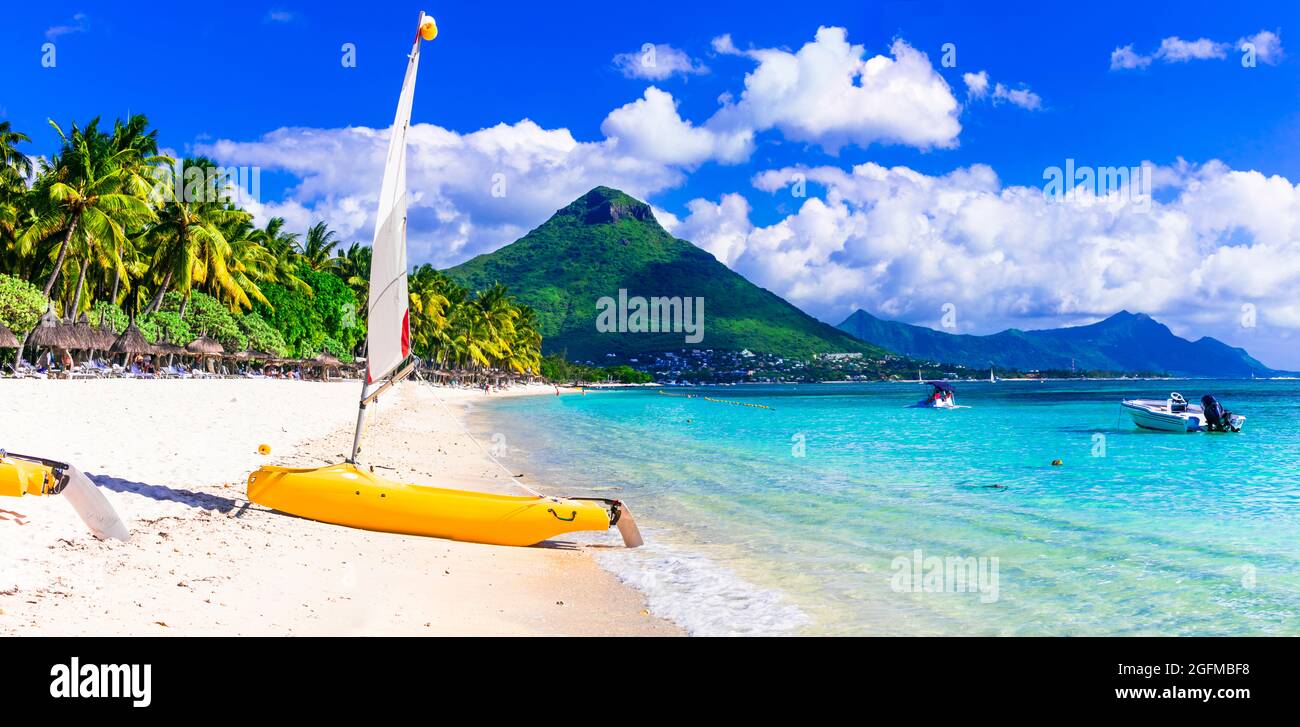 Sport acquatici in bella spiaggia tropicale isola Mauritius, Flic en Flac , popolare resort Foto Stock