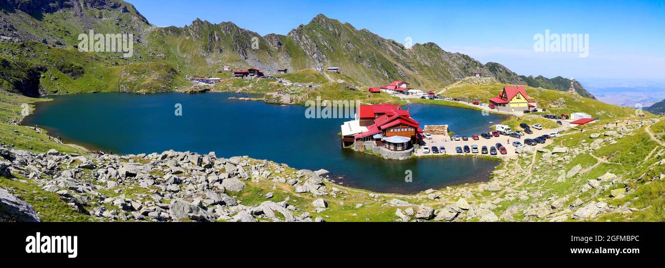 Romania: Lago Balea (rumeno: Balea Lac) dall'alto. Il lago si trova in cima al passo sulla Transfagaras High Road nel Monte Fagaras Foto Stock