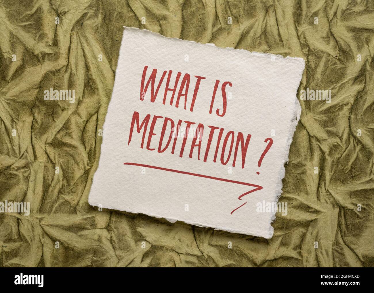 Cos'è la meditazione? Scrittura a mano su un pezzo quadrato di carta fatta a mano. Mente del corpo, stile di vita e concetto di sviluppo personale. Foto Stock