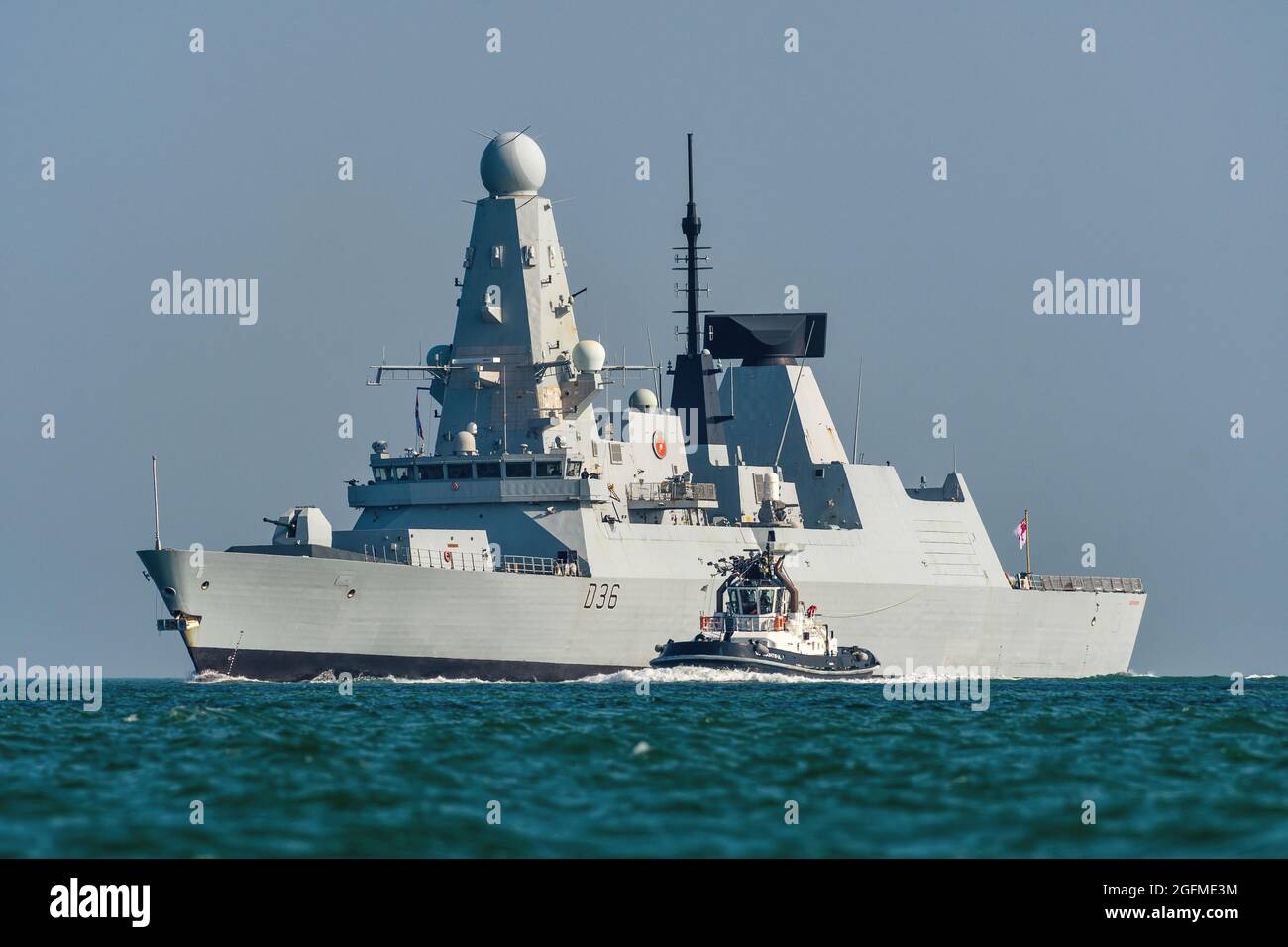 HMS Defender è una delle sei cacciatorpediniere di tipo 45 azionate dalla Royal Navy. Foto Stock