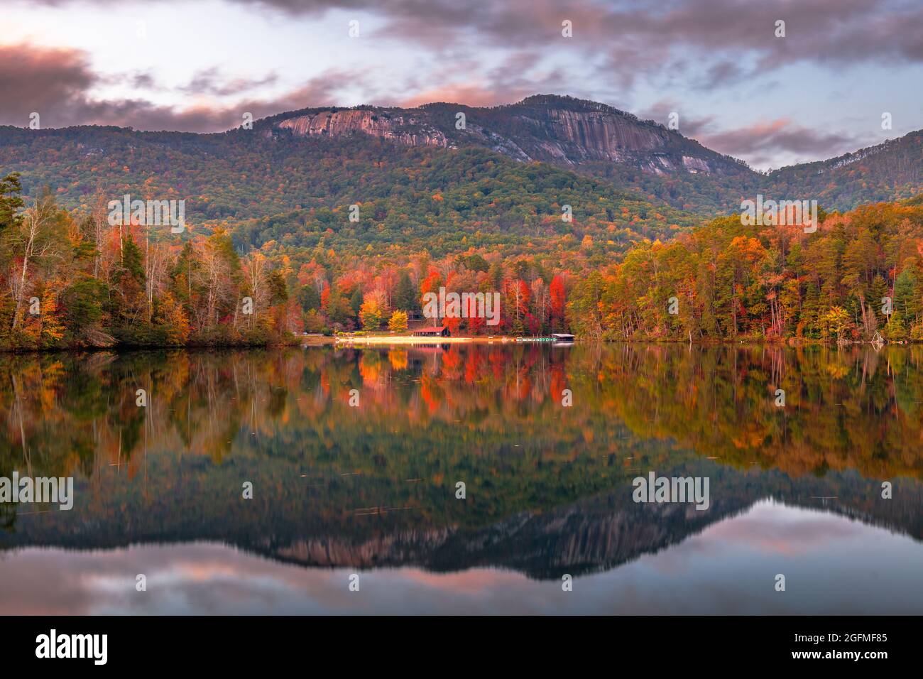 Table Rock Mountain, Pickens, South Carolina, USA vista lago in autunno al tramonto. Foto Stock